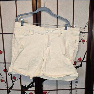 White shorts button lifting stitching